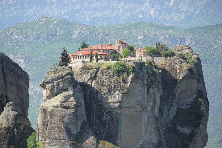 Kláštery Meteora se vznášejí mezi nebem a zemí