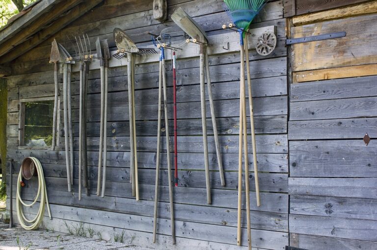 Skladování věcí na zahradě: Jaký způsob se bude hodit právě pro vás?