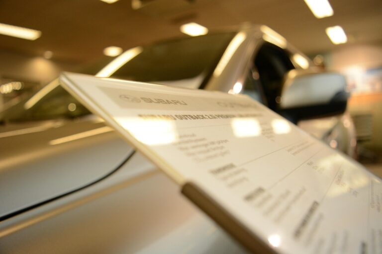 Designové stěny a značení do showroomů: jak na to s debond deskami