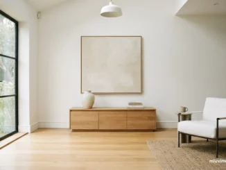 Prosvětlený minimalistický pokoj s několika pečlivě vybranými předměty
